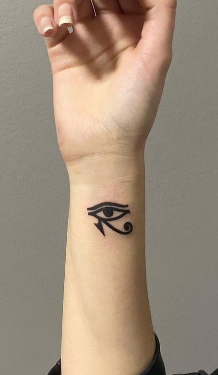 Tatuaje en la muñeca del ojo de Horus