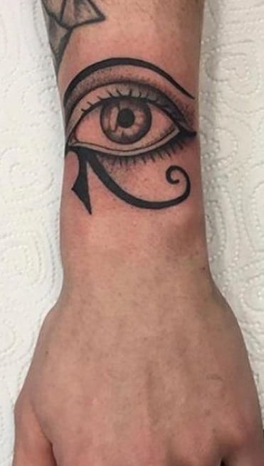 Tatuaje del ojo de Horus en la muñeca