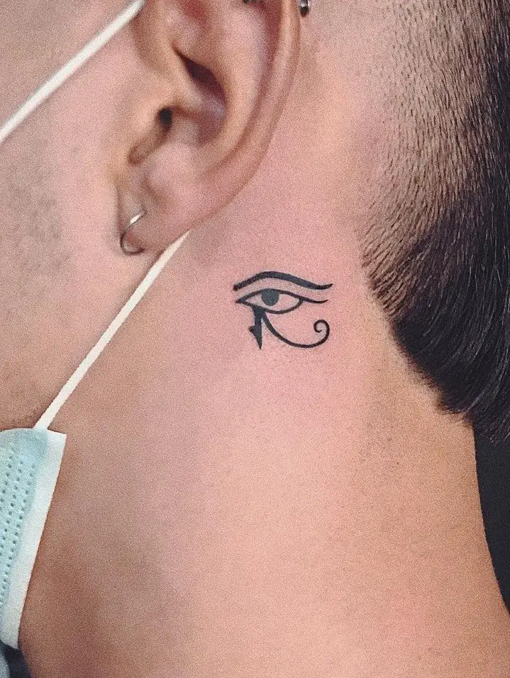 Tatuaje en el cuello del ojo de Horus