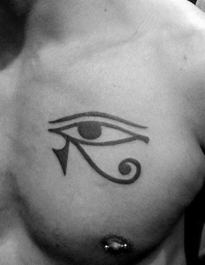 Tatuaje en el pecho del ojo de Horus