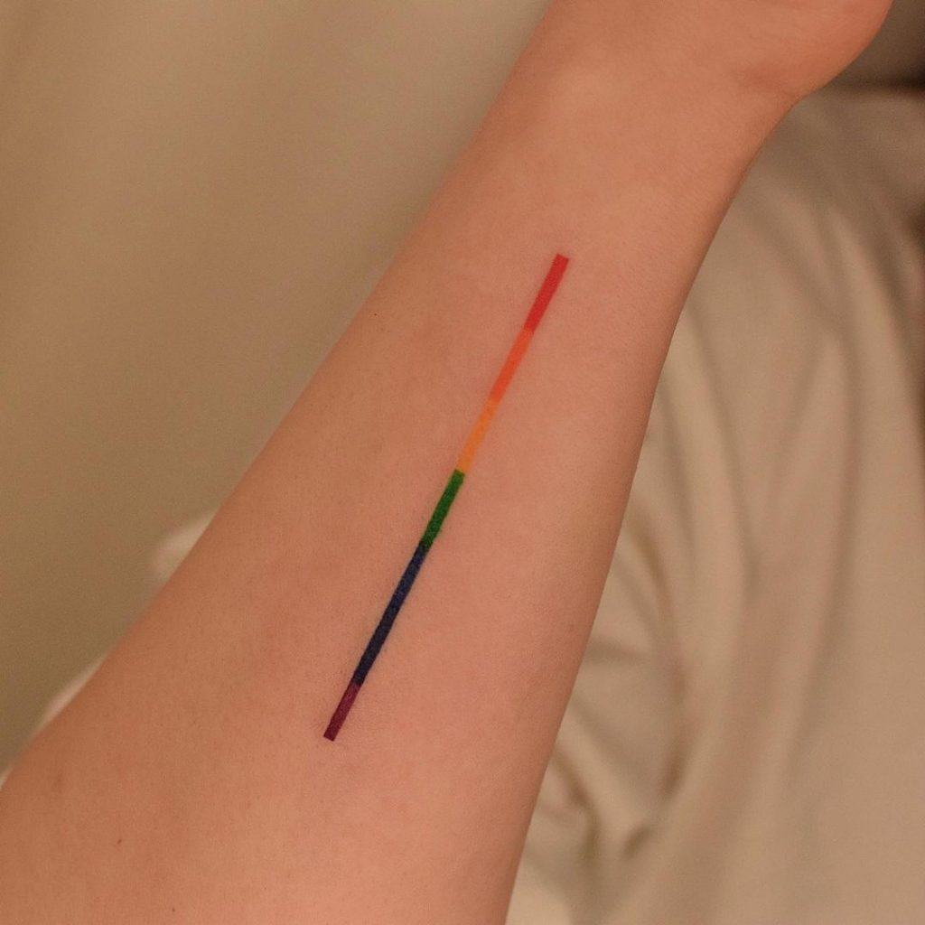 Tatuaje de arco iris de diseño pequeño 