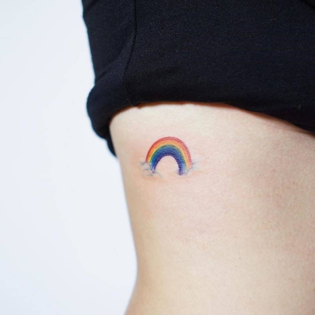 Tatuaje de arco iris en la barriga lateral