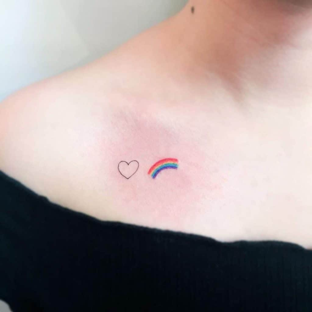 Tatuaje de arco iris en el pecho 