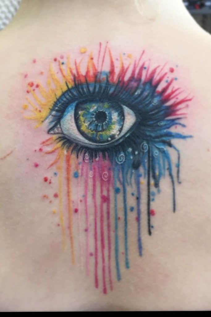 Espalda artística inspirada en el arco iris, salpicada de colores