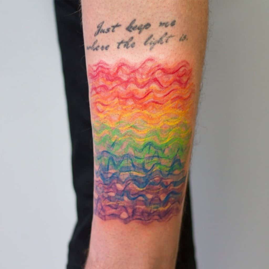 Ideas de tatuajes de arco iris Splash brillante sobre el brazo