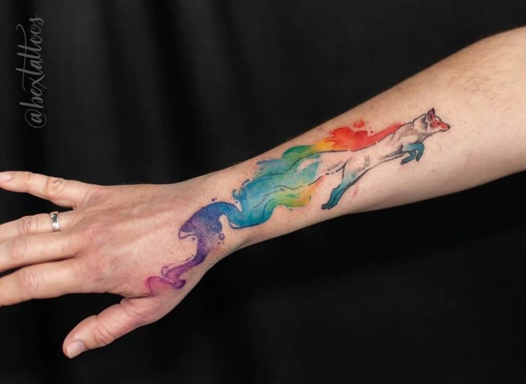 Tatuaje de arco iris inspirado en un animal místico