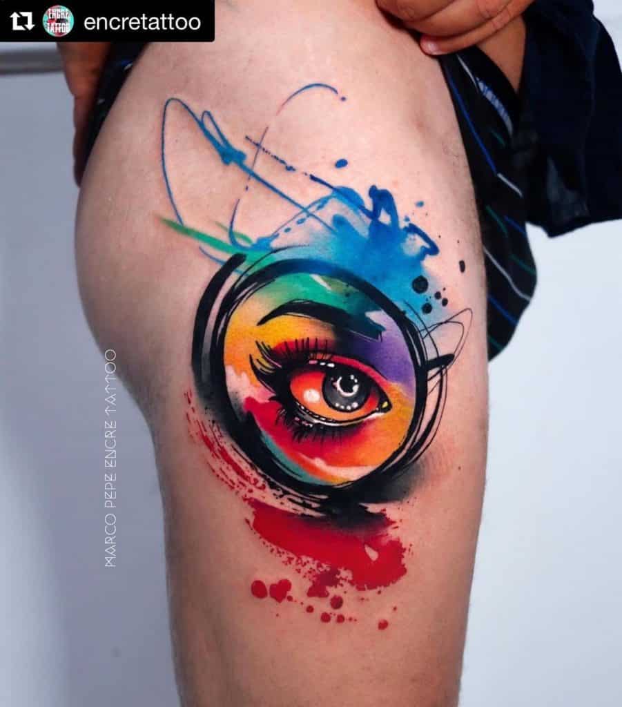 Dramático tatuaje de arco iris en el muslo 