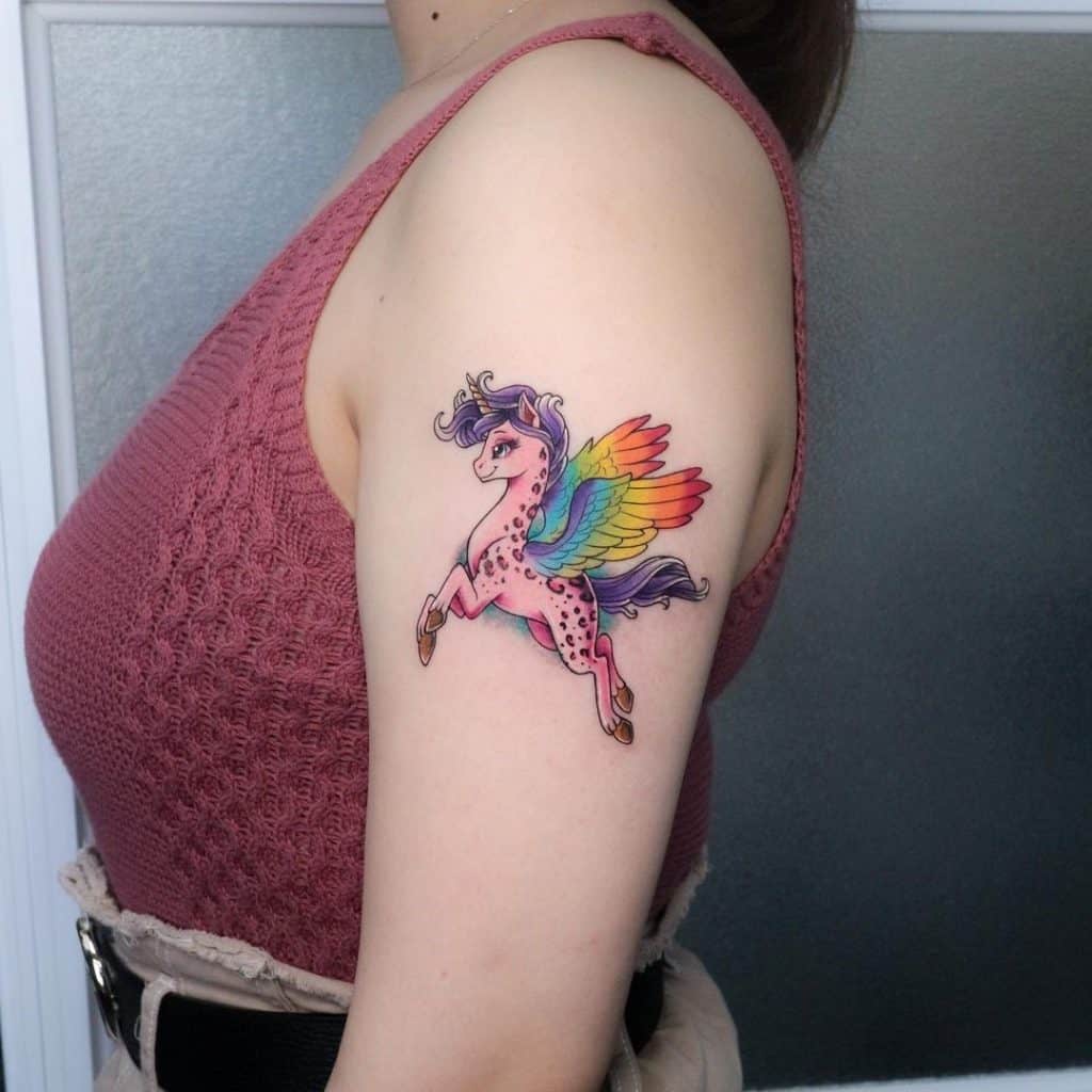 Tatuaje de arco iris en el hombro inspirado en My Little Pony 