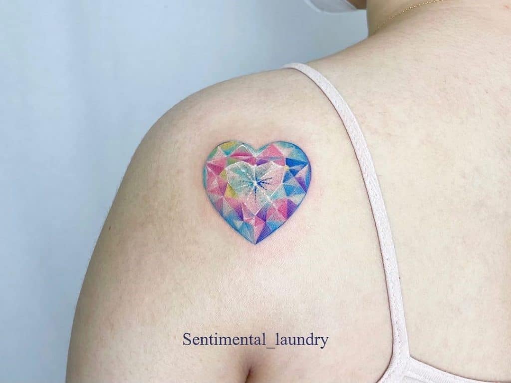 Tatuaje de un corazón en el hombro 