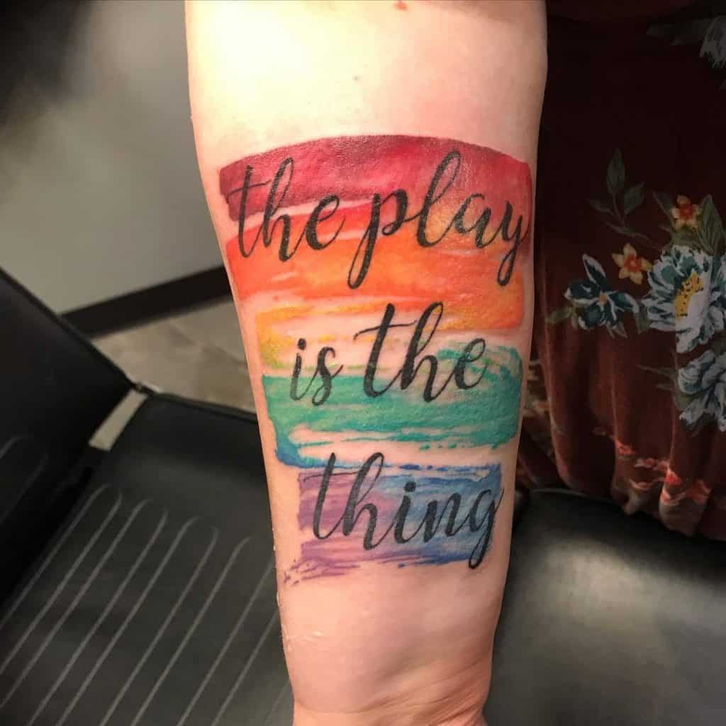 Tatuaje de una cita inspirada en el arco iris
