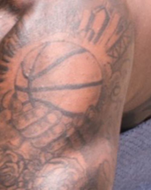 Robert baloncesto en el tatuaje de la mano