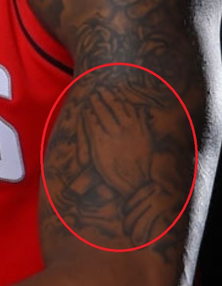 Robert prays manos tatuaje