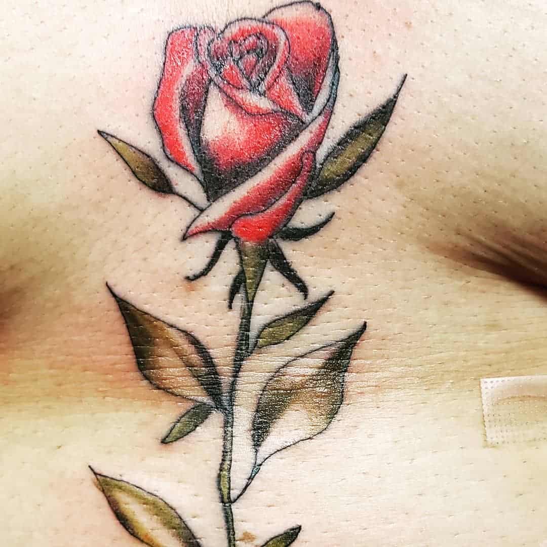 Tatuaje del esternón de la rosa 1