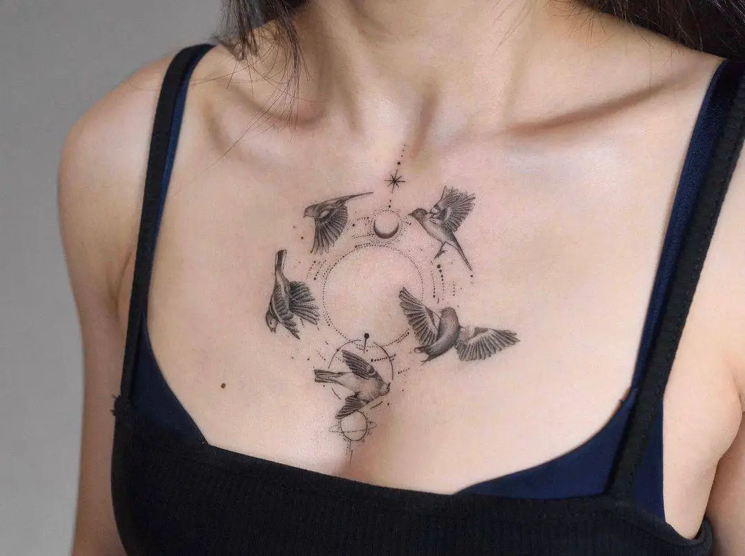 Tatuaje de hueso de pájaro en el pecho 2