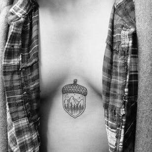Tatuaje de bellota de Erica Ware.  #sorn #necesidad # caída #eg #underbob # montaña #paisaje #EricaWare
