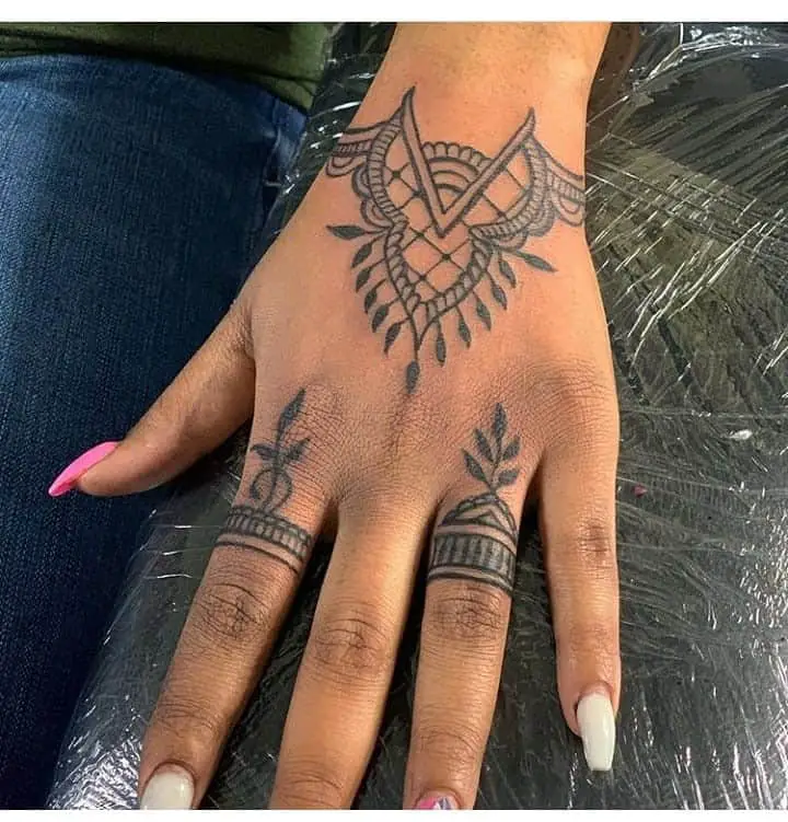 Tatuaje en la mano y el dedo