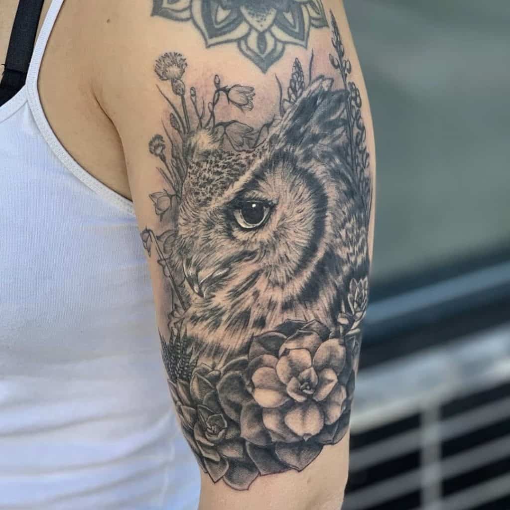 Tatuajes de ojos de animales y flores
