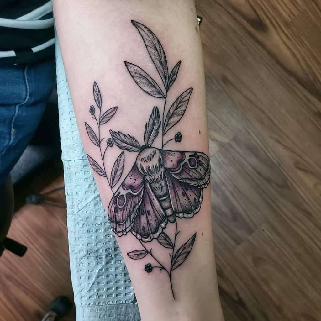 Tatuaje de mariposa y flor en el brazo