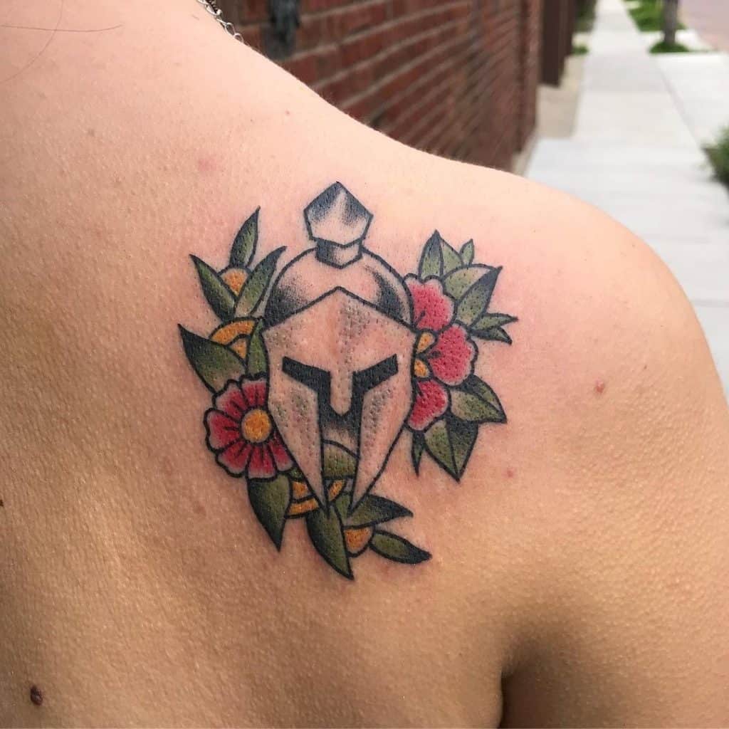 Tatuaje de una flor en la espalda
