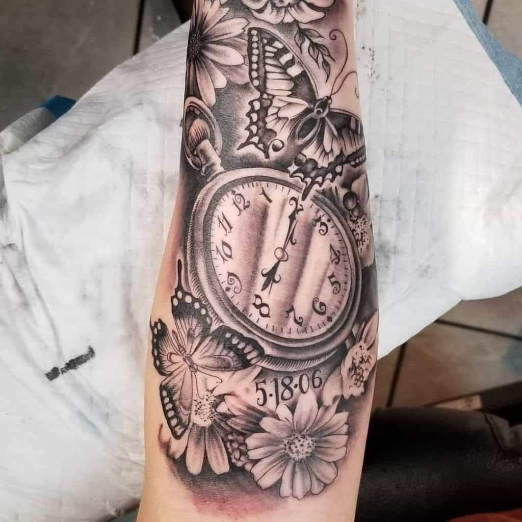Tatuaje de mariposa, flor y reloj