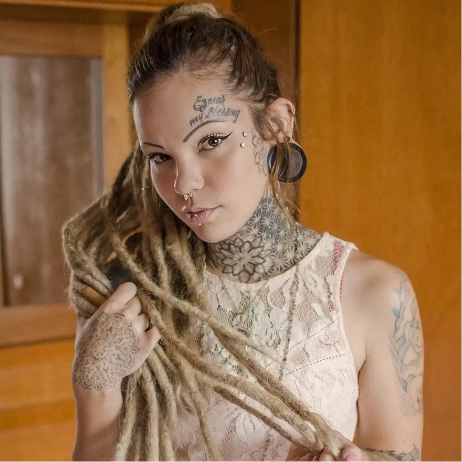 Paula Moraes.  ¡Tatuaje y modelo alternativo del reconocido sitio Suicide Girls!
