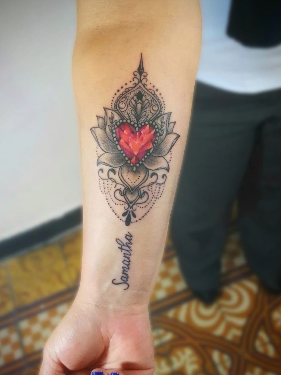 Tatuaje de corazón de mandala