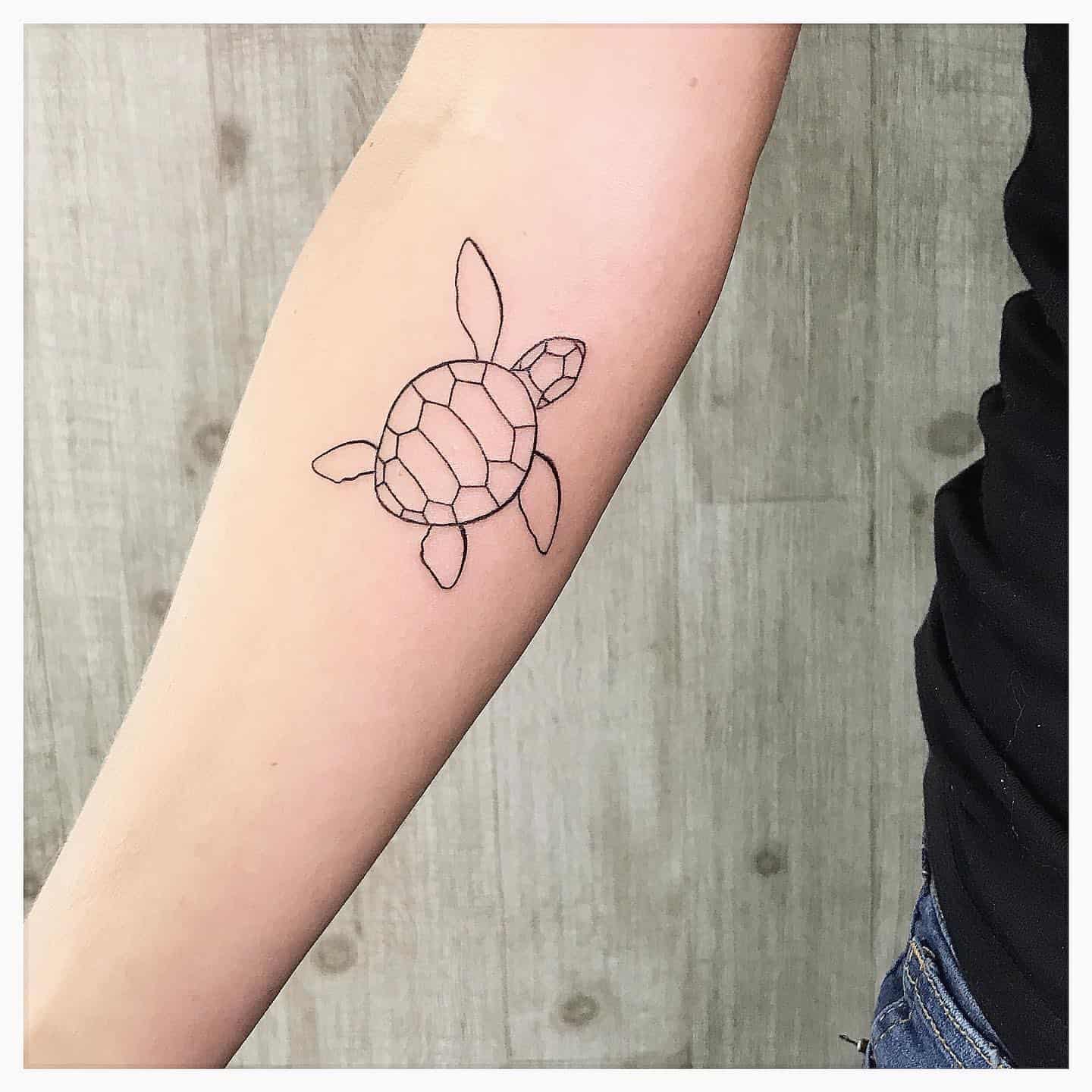 Diseños de tatuajes minimalistas con tortugas 3