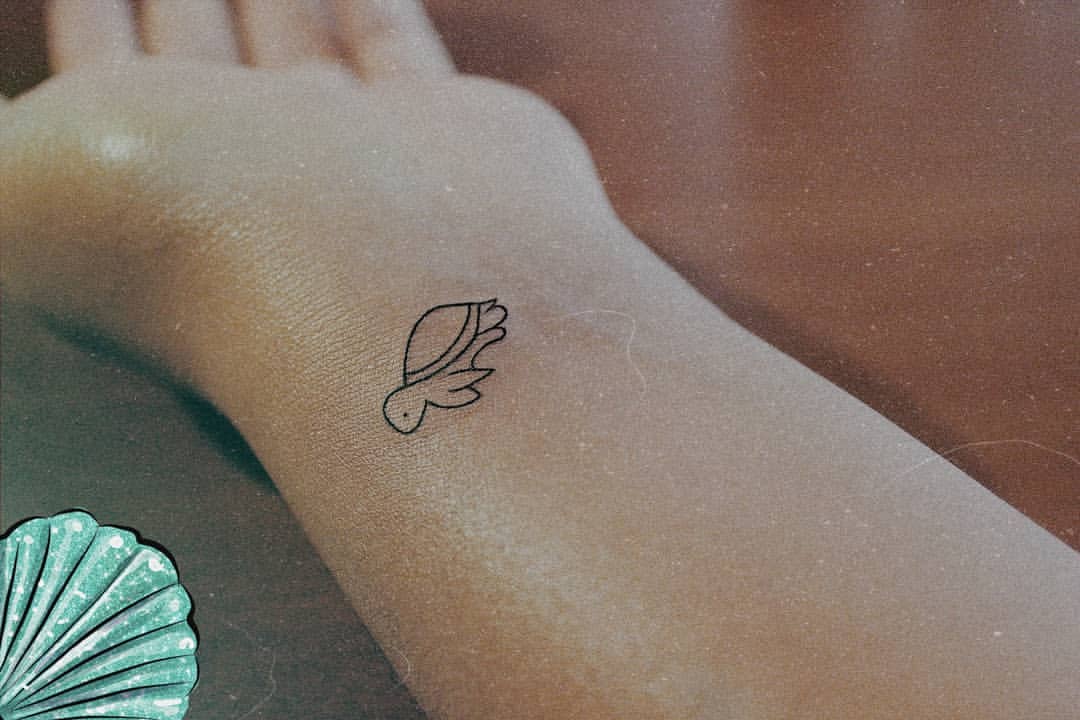 Diseños de tatuajes minimalistas con tortugas 2