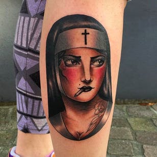 Monja tatuada fumando por Cedric Weber @ Cedric.Weber.Tattoo #CedricWeberTattoo #GreyhoundTattoo #GirlTattoo #Nun #Girl #Lady #Woman #Germany