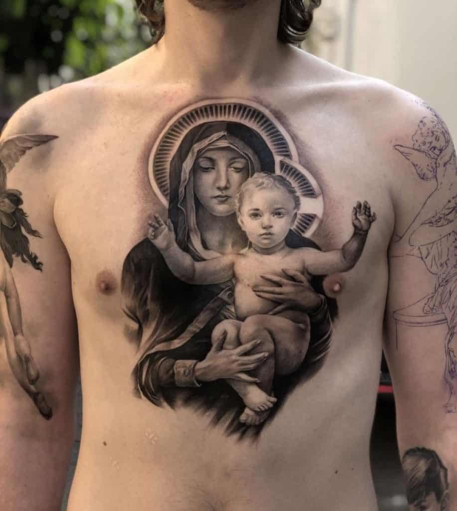 Tatuaje religioso en el pecho