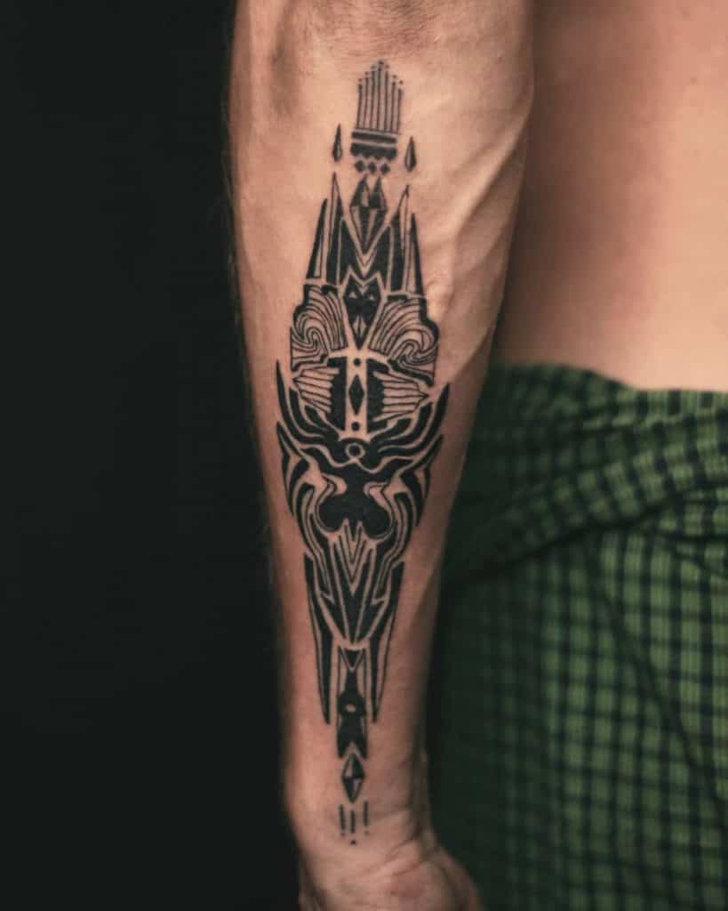 Tatuaje de brazo de estilo tribal