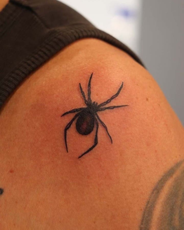 Tatuaje en el hombro de una araña