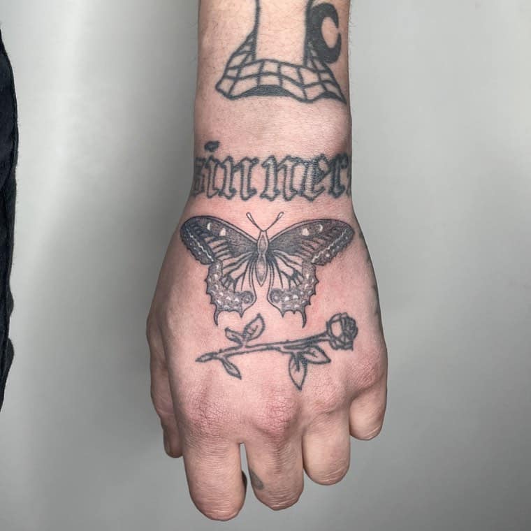 Tatuaje de muñeca y mano