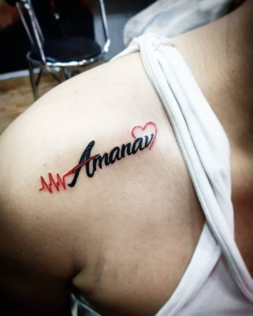 Tatuaje del nombre en el hombro