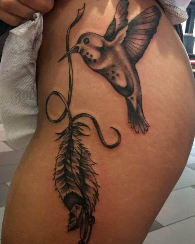 Tatuaje de un pájaro con plumas 3