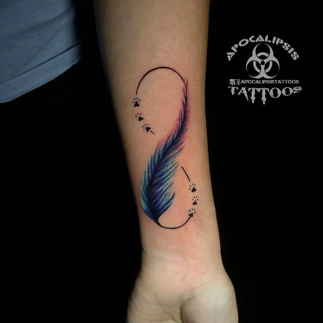 Tatuaje de pluma infinita 2