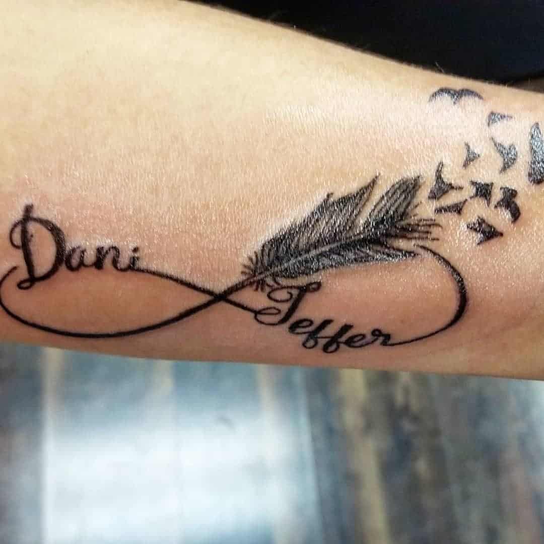 Tatuaje de pluma infinita 3