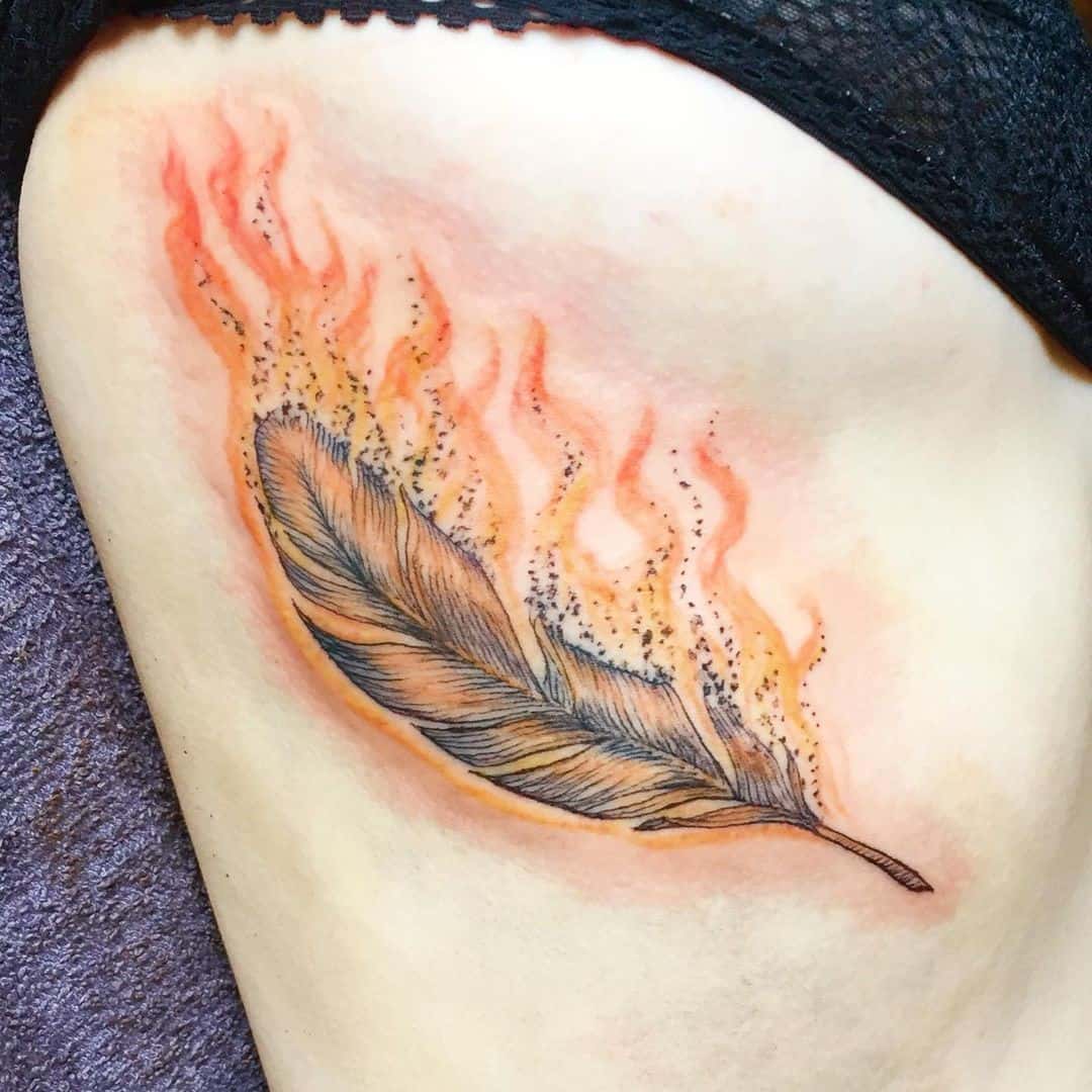 Tatuaje de plumas de colores 1
