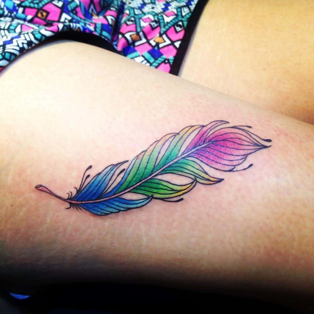 Tatuaje de plumas de colores 3