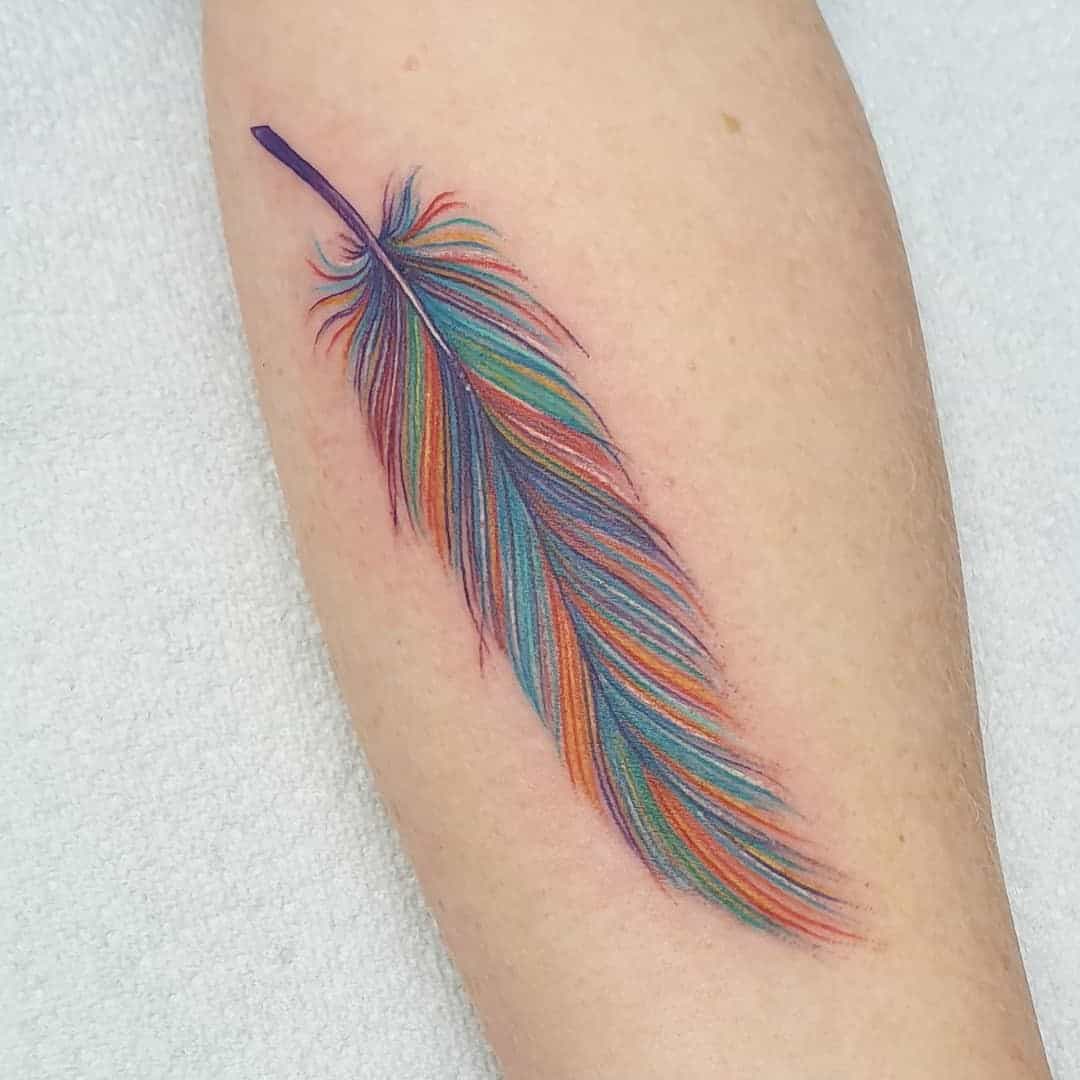 Tatuaje de plumas de colores 2