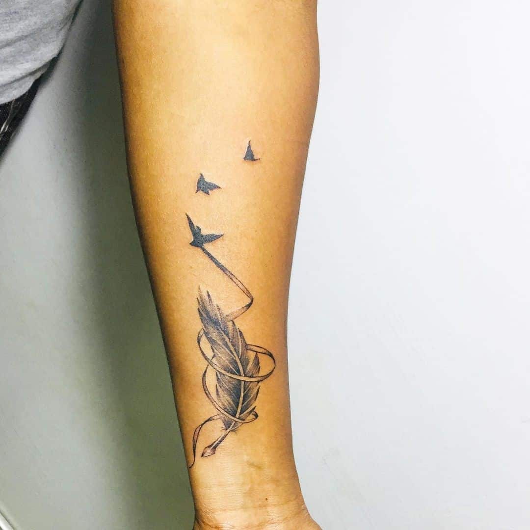 Tatuaje de pluma en el antebrazo 1