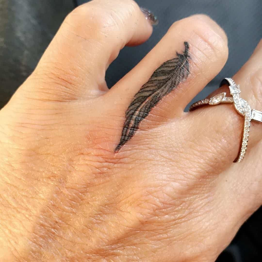 Tatuaje de pluma en el dedo 2