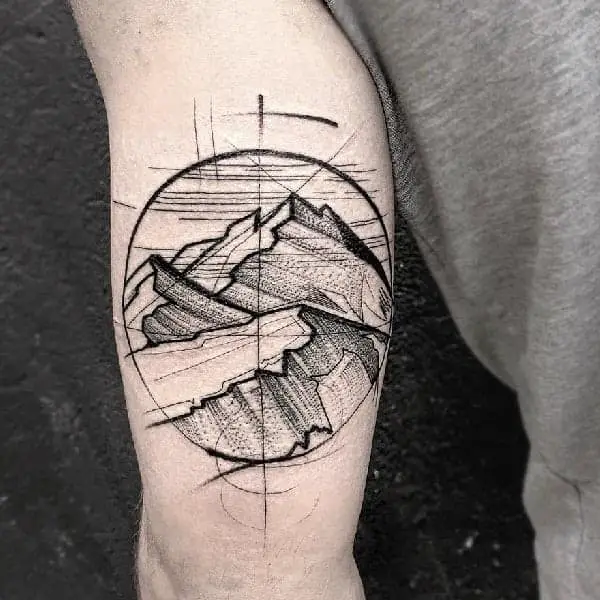 Tatuaje de bosquejo de viajero de montaña
