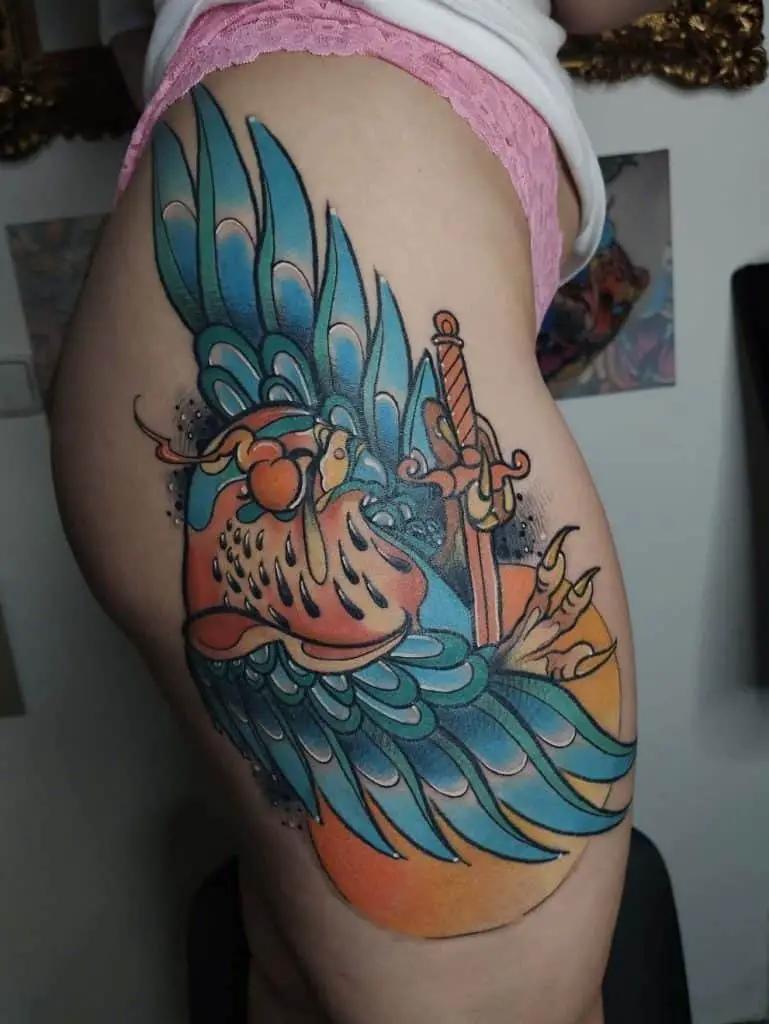 Tatuajes de águilas sobre el muslo 