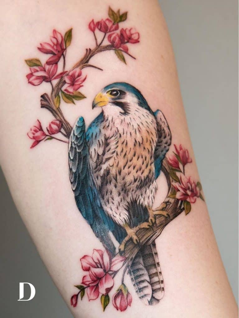 Diseños de tatuajes de águilas de inspiración floral 