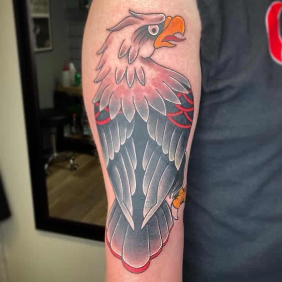 Idea de tatuaje de águila americana en el brazo