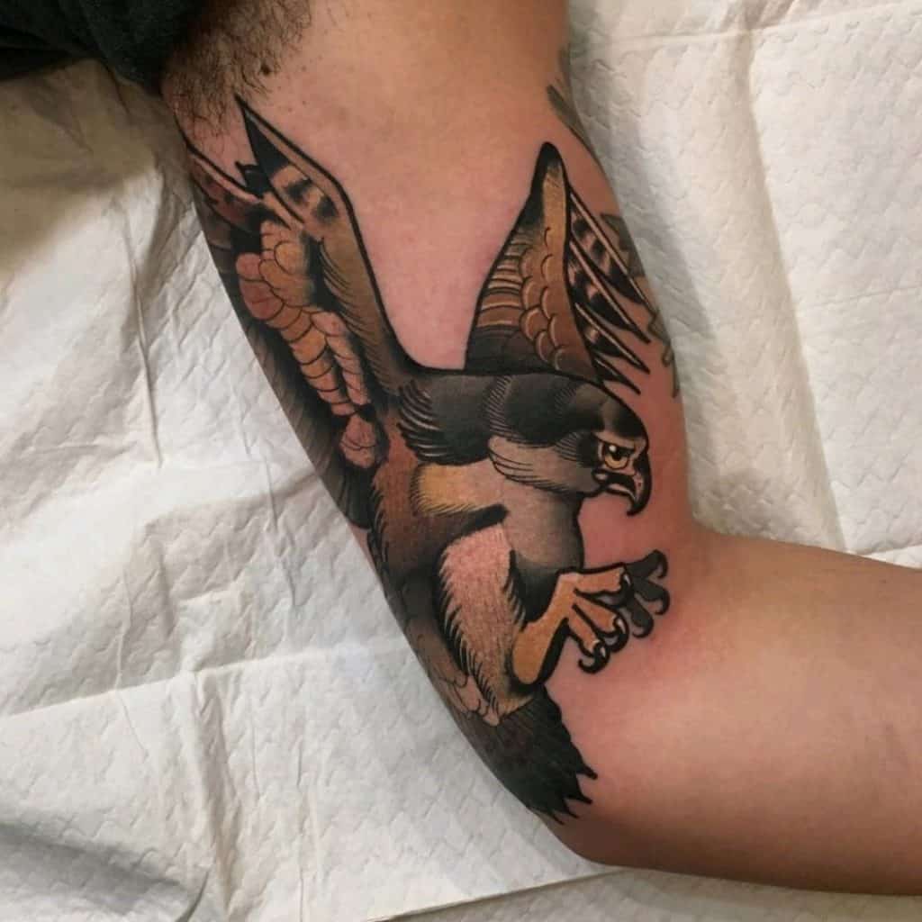 Tatuaje de águila en el brazo idea masculina