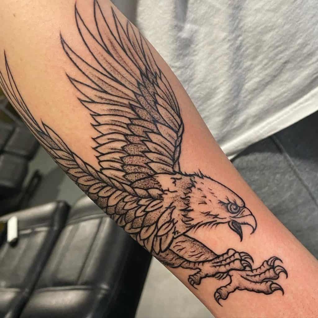Tatuaje de águila en el antebrazo 