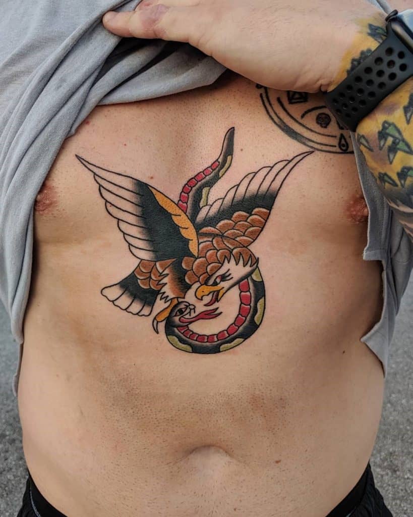 Tatuaje de águila en el pecho y el vientre 