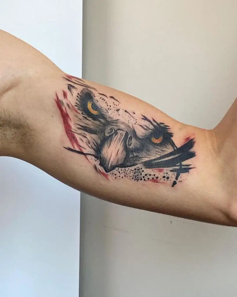 Rojo y rampa; tatuaje de águila negra en el brazo 